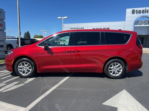 Used 2025 Chrysler Pacifica Select FWD image 14