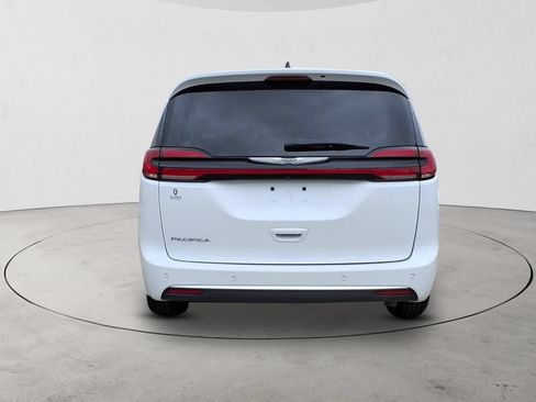 Used 2024 Chrysler Pacifica Touring-L FWD image 6