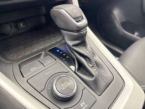 Used 2022 Toyota RAV4 XLE Premium AWD/4WD image 18