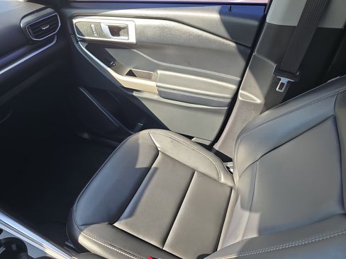 Used 2022 Ford Explorer XLT w/ Equipment Group 202A image 18