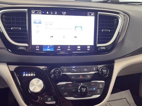 Used 2023 Chrysler Pacifica Touring-L FWD image 17