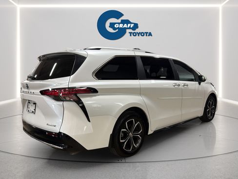 Used 2025 Toyota Sienna Platinum AWD/4WD image 7
