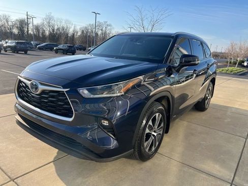 Used 2021 Toyota Highlander XLE AWD/4WD image 4