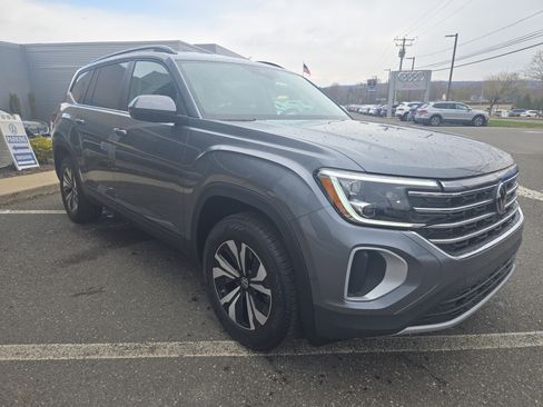 Certified 2025 Volkswagen Atlas SE image 3