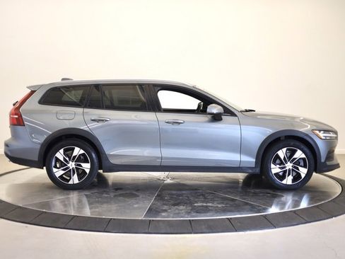 Used 2020 Volvo V60 T5 Cross Country w/ Protection Package Premier image 2