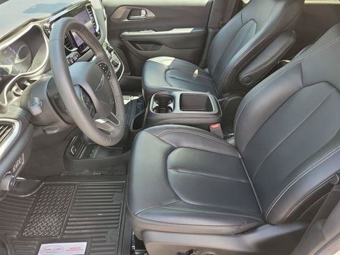 Used 2025 Chrysler Pacifica Select FWD image 3