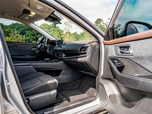 Used 2023 Nissan Rogue SV FWD image 11