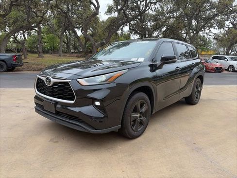 Used 2023 Toyota Highlander LE FWD image 1
