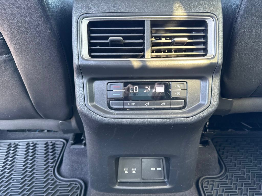 Used 2024 Volkswagen Atlas Peak Edition SE AWD/4WD image 27