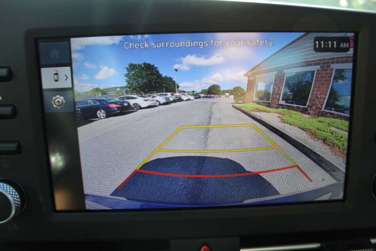 Used 2025 Hyundai Elantra SE FWD image 14
