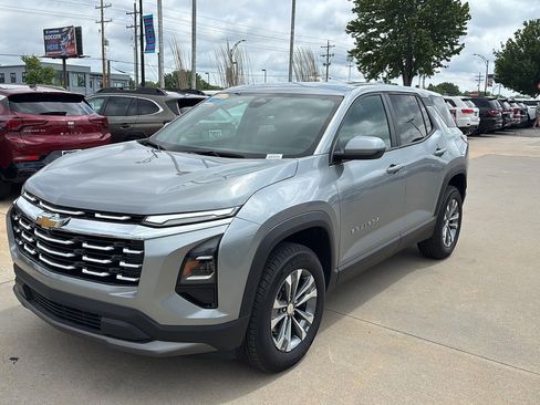 Used 2025 Chevrolet Equinox LT AWD/4WD image 3