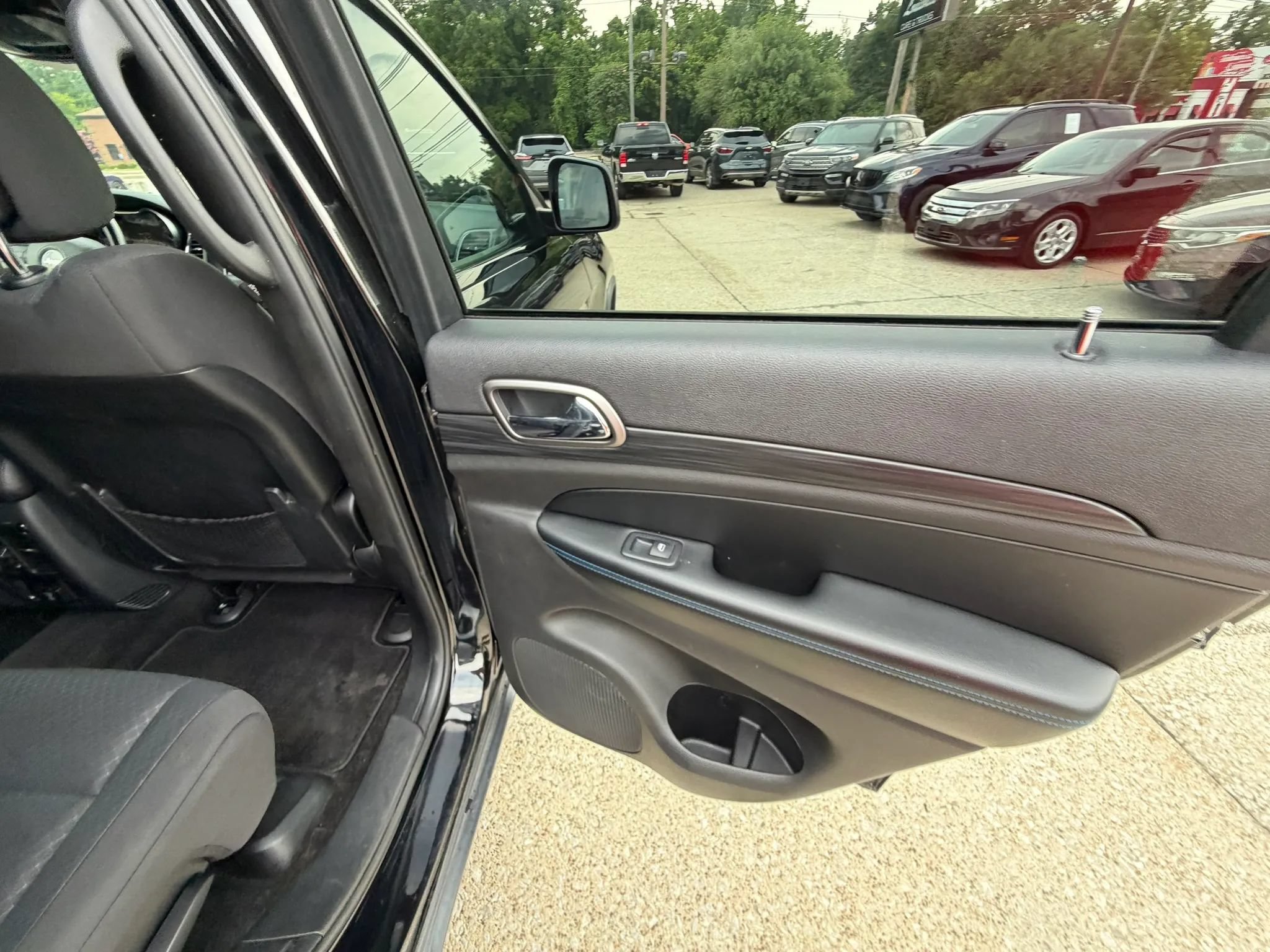Used 2019 Jeep Grand Cherokee Laredo AWD/4WD image 27