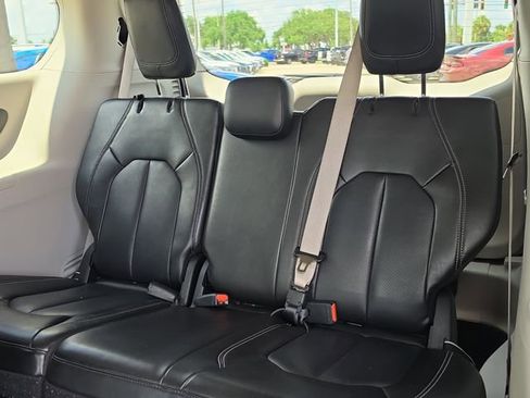 Used 2023 Chrysler Pacifica Touring-L FWD image 13