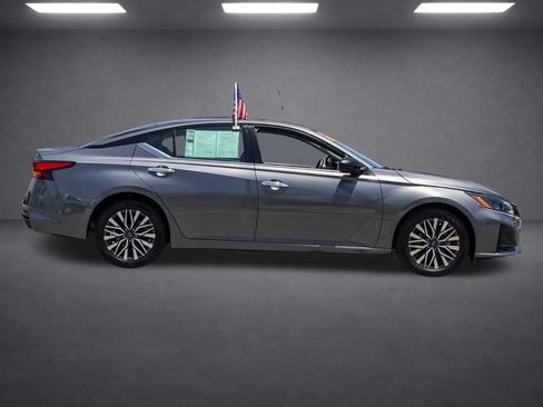 Used 2025 Nissan Altima 2.5 SV FWD image 3