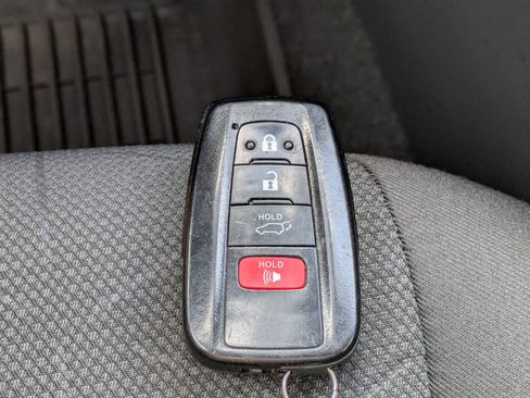 Used 2022 Toyota RAV4 XLE w/ Convenience Package FWD image 29