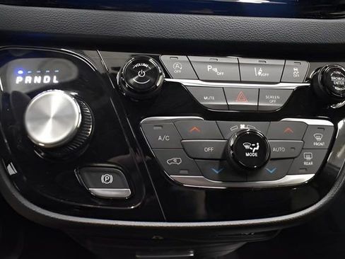 Used 2025 Chrysler Pacifica Select image 28