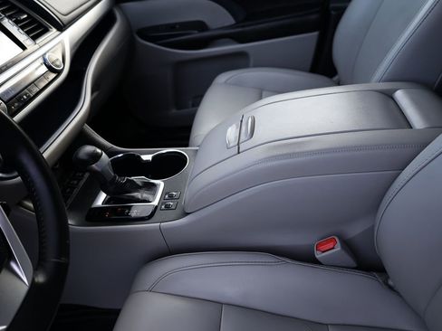 Used 2019 Toyota Highlander XLE image 35