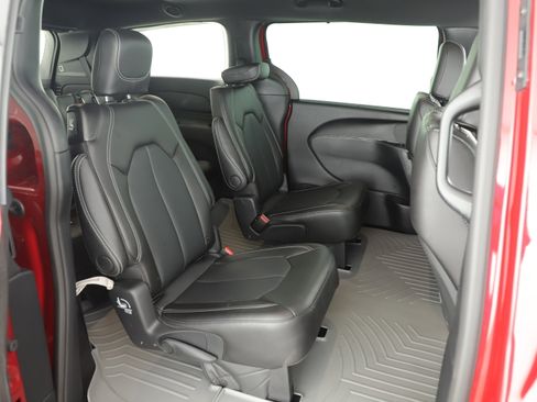 Used 2025 Chrysler Pacifica Select image 13