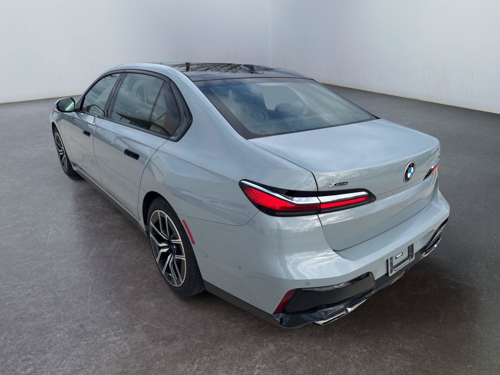 Used 2023 BMW 760i xDrive AWD/4WD image 17