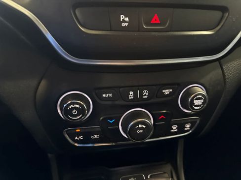 Used 2019 Jeep Cherokee Latitude Plus FWD image 29