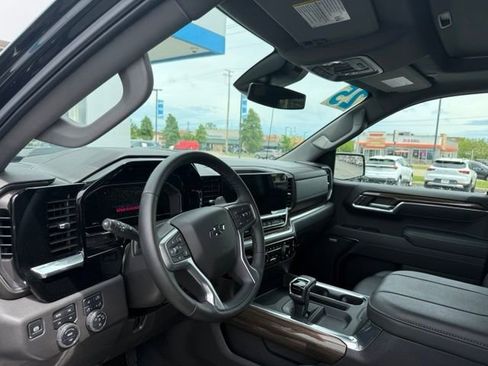 Used 2025 Chevrolet Silverado 1500 LT Trail Boss w/ Convenience Package II AWD/4WD image 8