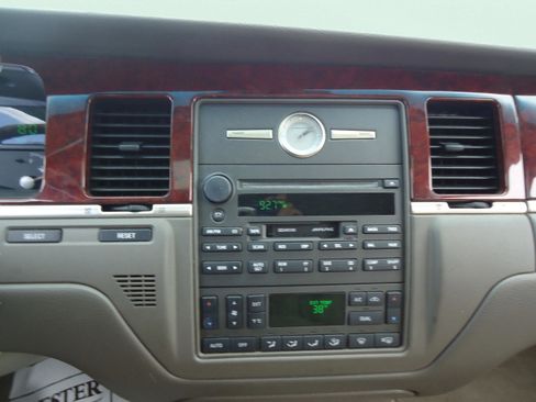 Used 2003 Lincoln Town Car Cartier RWD image 16