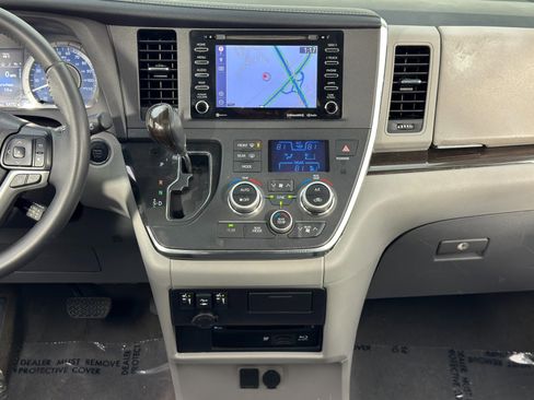 Used 2018 Toyota Sienna XLE Premium image 23