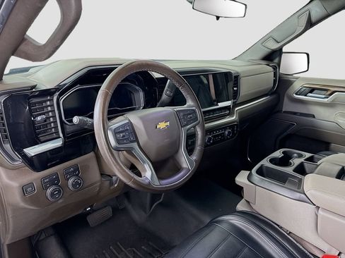 Used 2022 Chevrolet Silverado 1500 LT w/ Z71 Off-Road Package image 9