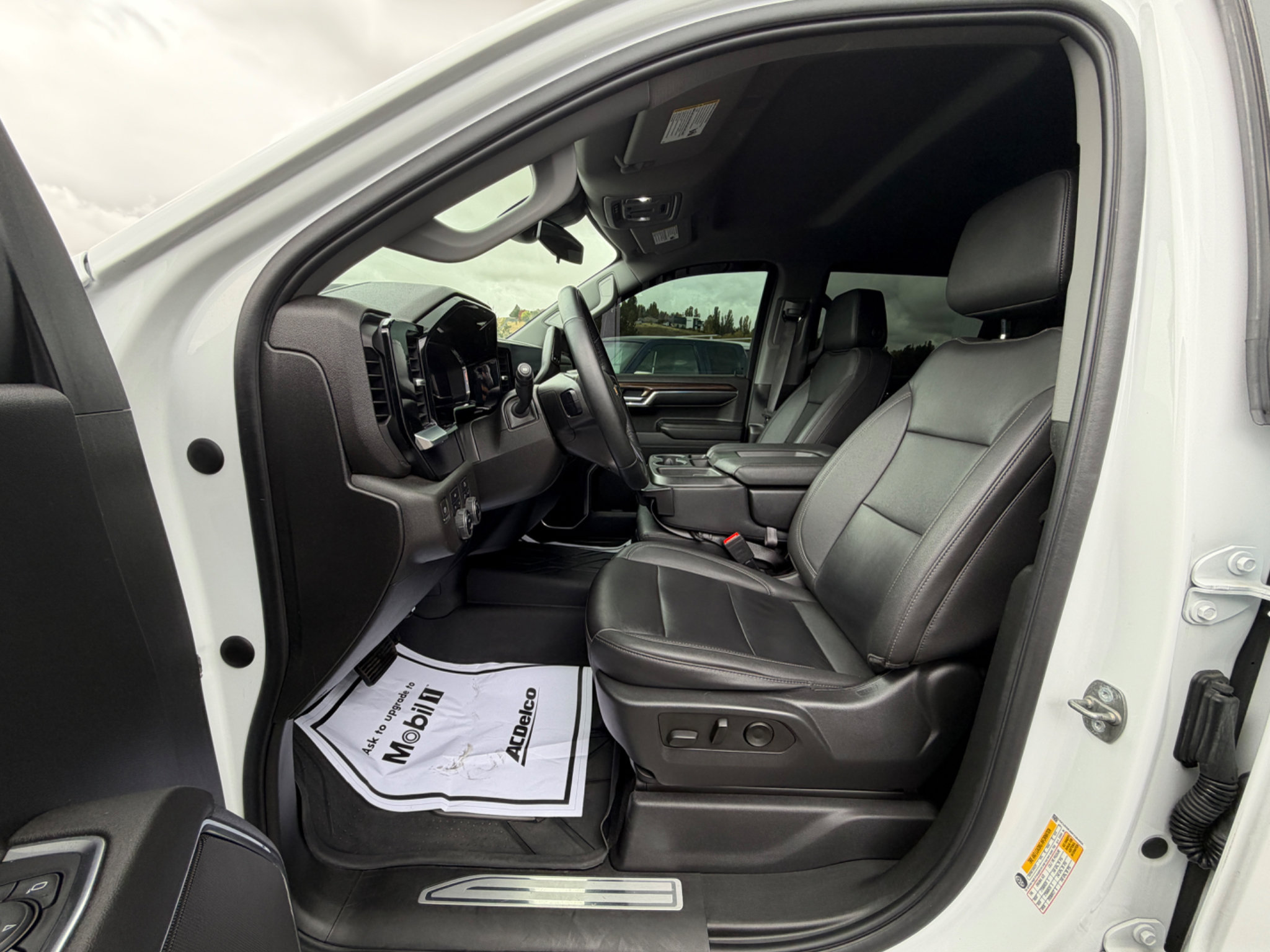 Used 2023 Chevrolet Silverado 1500 LT w/ Leather Package AWD/4WD image 2