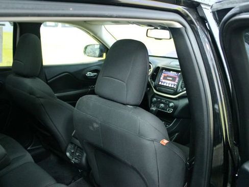 Used 2016 Jeep Cherokee Latitude AWD/4WD image 12