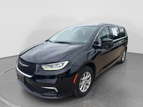 Used 2023 Chrysler Pacifica Touring-L FWD image 4