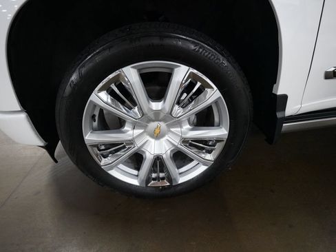 Used 2022 Chevrolet Silverado 1500 High Country w/ High Country Premium Package AWD/4WD image 26