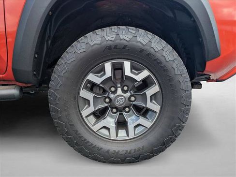 Used 2017 Toyota Tacoma TRD Off-Road w/ Premium & Technology Package AWD/4WD image 21
