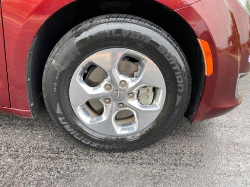 Used 2018 Chrysler Pacifica Limited FWD image 21