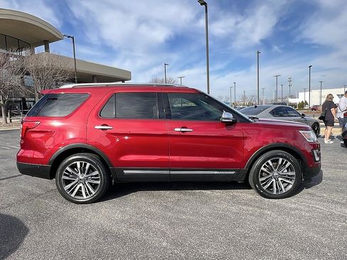 Used 2016 Ford Explorer Platinum image 2