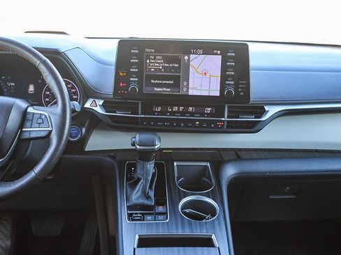 Certified 2023 Toyota Sienna Platinum image 13