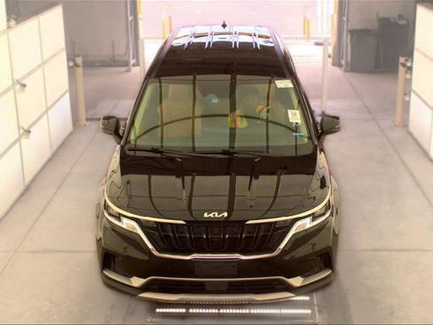 Used 2023 Kia Carnival EX FWD image 8