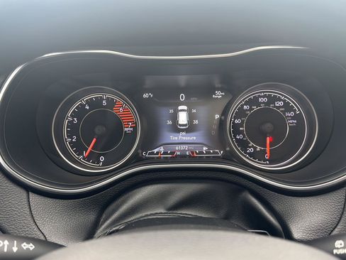Used 2019 Jeep Cherokee Limited w/ Luxury Group AWD/4WD image 14