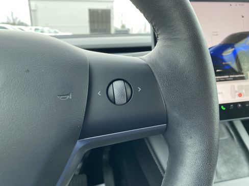 Used 2022 Tesla Model Y Long Range image 21