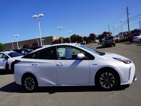 Used 2022 Toyota Prius Limited w/ Premium Convenience Package FWD image 4