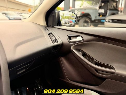 Used 2014 Ford Focus SE FWD image 18