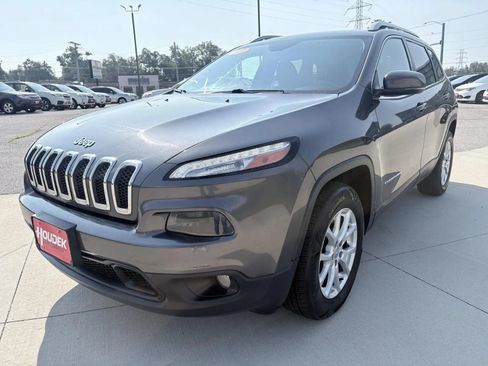 Used 2017 Jeep Cherokee Latitude w/ True North Edition AWD/4WD image 3