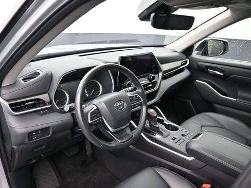 Certified 2024 Toyota Highlander XLE image 30
