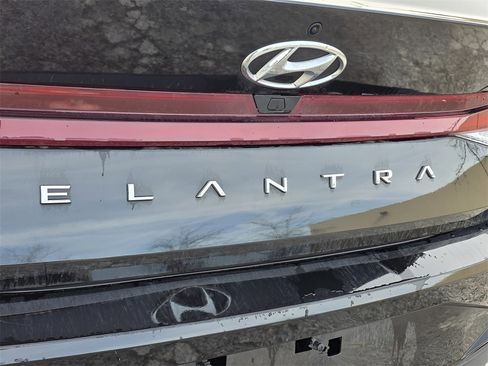 Used 2022 Hyundai Elantra SEL image 11