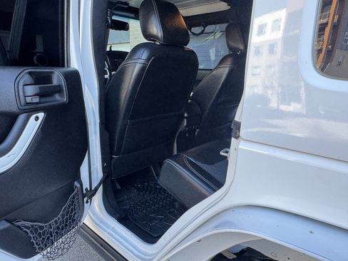 Used 2015 Jeep Wrangler Unlimited Sahara image 31