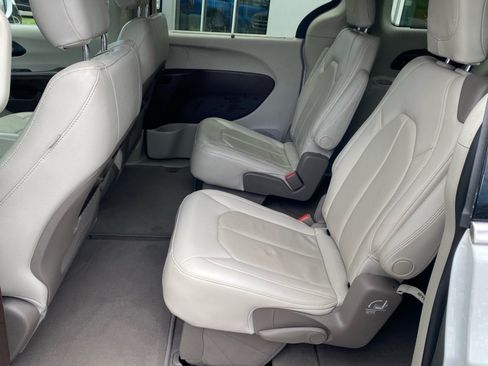 Used 2020 Chrysler Pacifica Touring-L w/ Advanced Safetytec Group FWD image 23