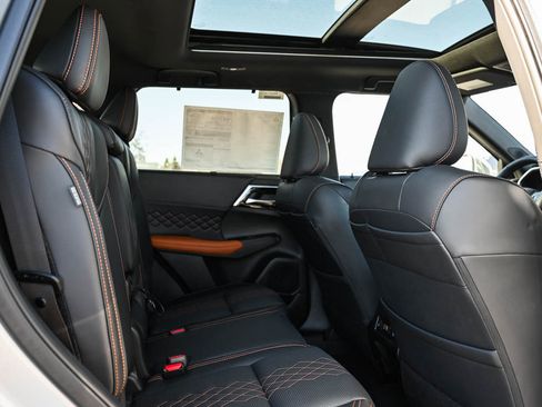 New 2025 Mitsubishi Outlander SEL image 12