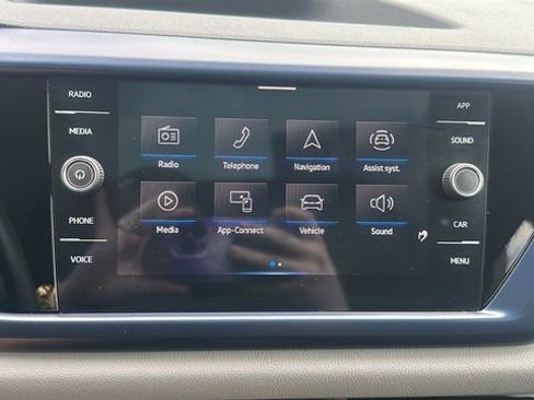 Used 2022 Volkswagen Taos SE w/ Panoramic Sunroof Package FWD image 10