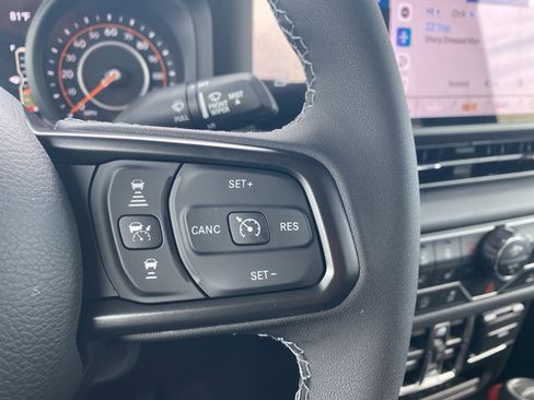 Used 2025 Jeep Gladiator Sport image 18