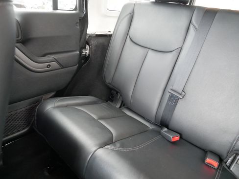 Used 2018 Jeep Wrangler Unlimited Sahara AWD/4WD image 12